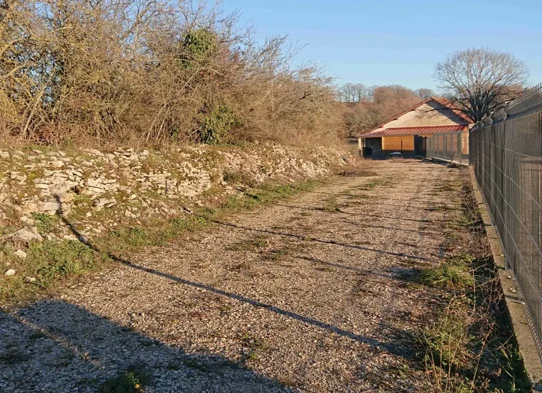 Terrain constructible de 1780 m² à Villeneuve d’Aveyron avec permis validé 