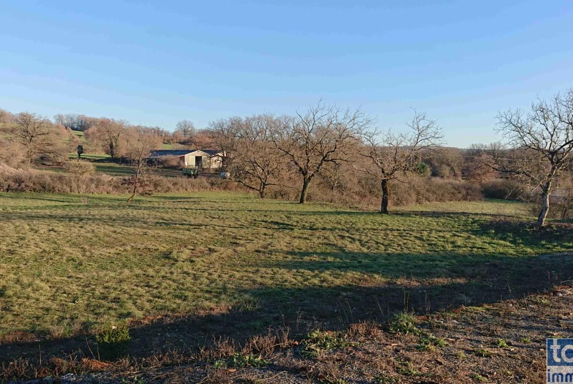 Terrain constructible de 1780 m² à Villeneuve d’Aveyron avec permis validé 
