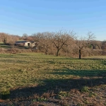 Terrain constructible de 1780 m² à Villeneuve d’Aveyron avec permis validé