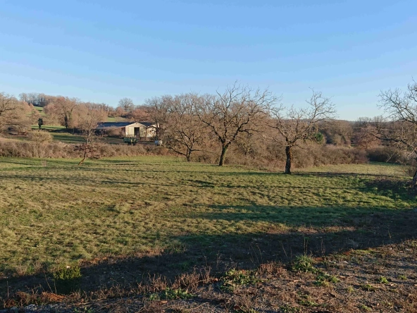 Terrain constructible de 1780 m² à Villeneuve d’Aveyron avec permis validé