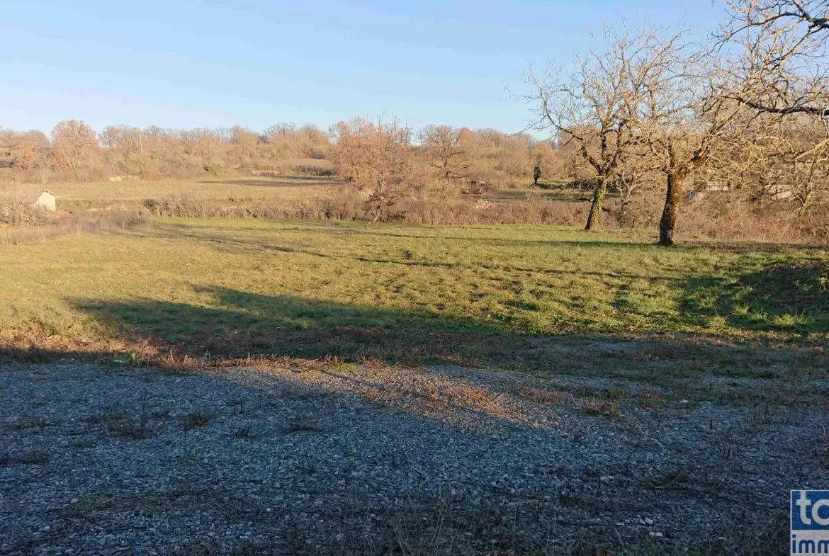 Terrain constructible de 1780 m² à Villeneuve d’Aveyron avec permis validé 