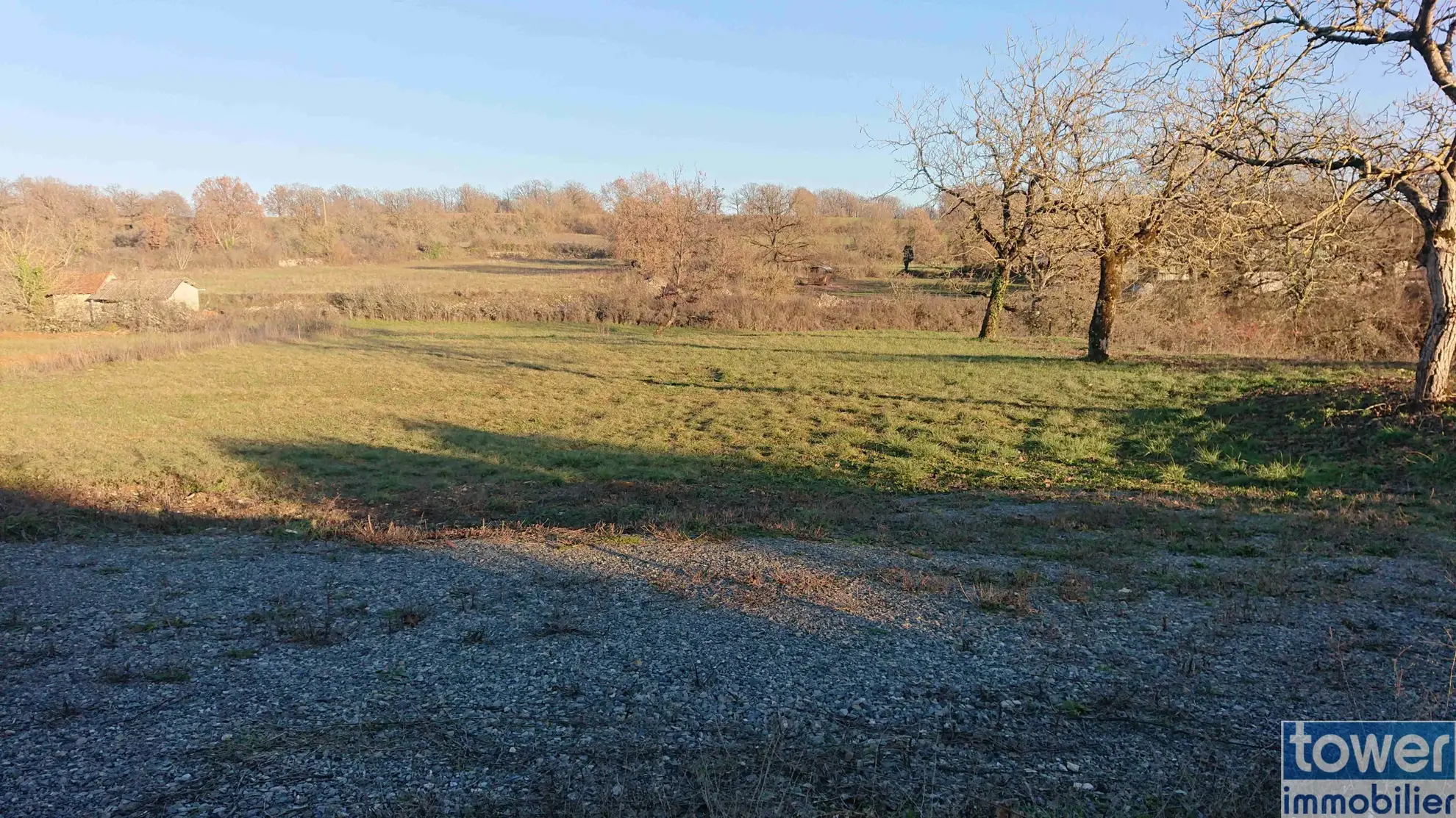 Terrain constructible de 1780 m² à Villeneuve d’Aveyron avec permis validé 