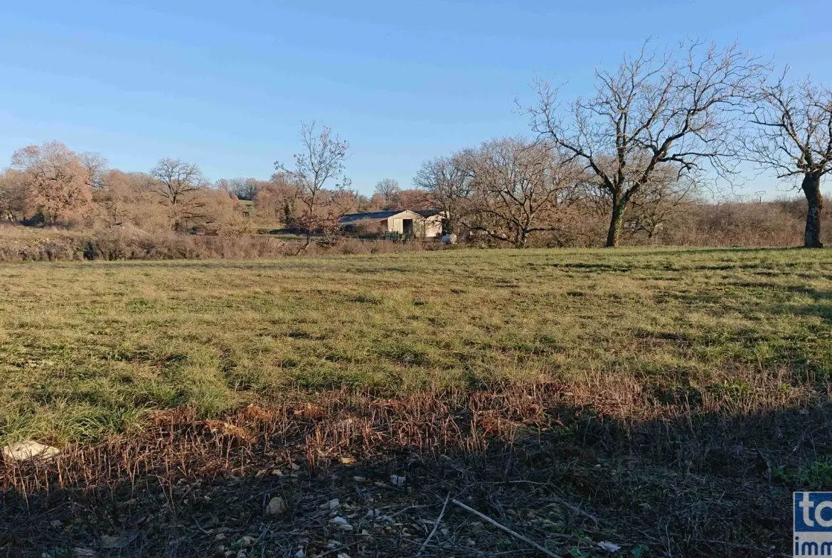 Terrain constructible de 1780 m² à Villeneuve d’Aveyron avec permis validé 