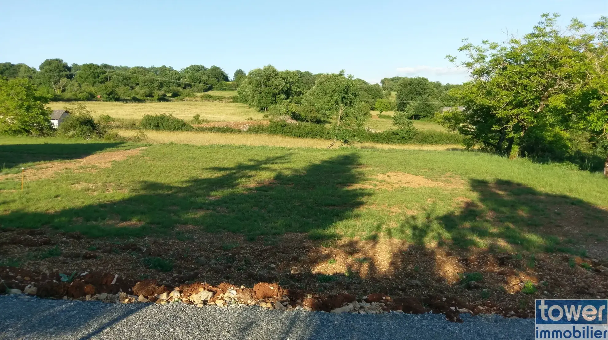Terrain constructible de 1780 m² à Villeneuve d’Aveyron avec permis validé 