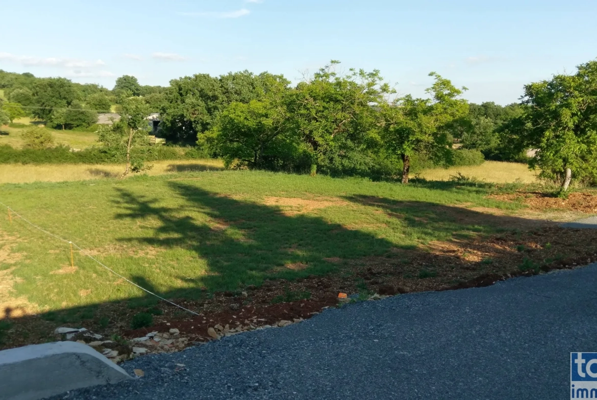Terrain constructible de 1780 m² à Villeneuve d’Aveyron avec permis validé 