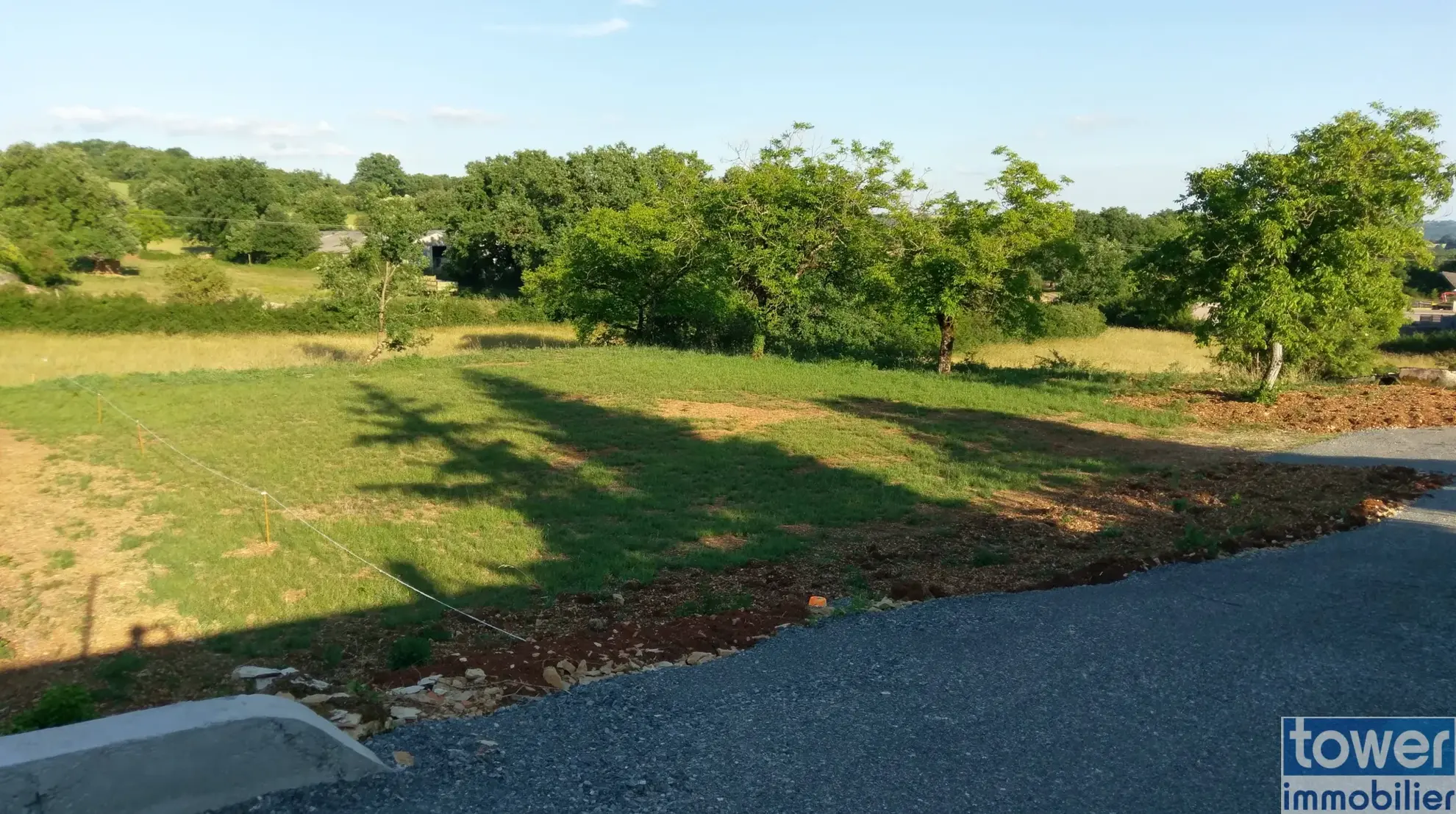 Terrain constructible de 1780 m² à Villeneuve d’Aveyron avec permis validé 