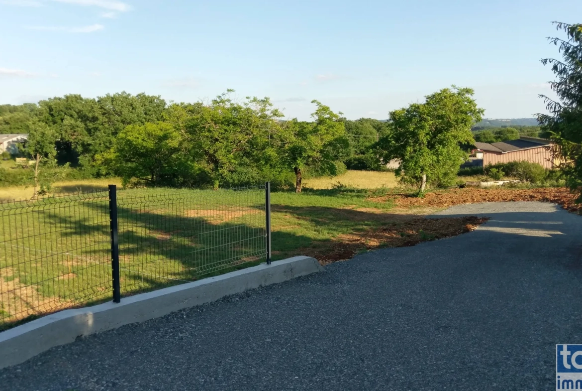 Terrain constructible de 1780 m² à Villeneuve d’Aveyron avec permis validé 