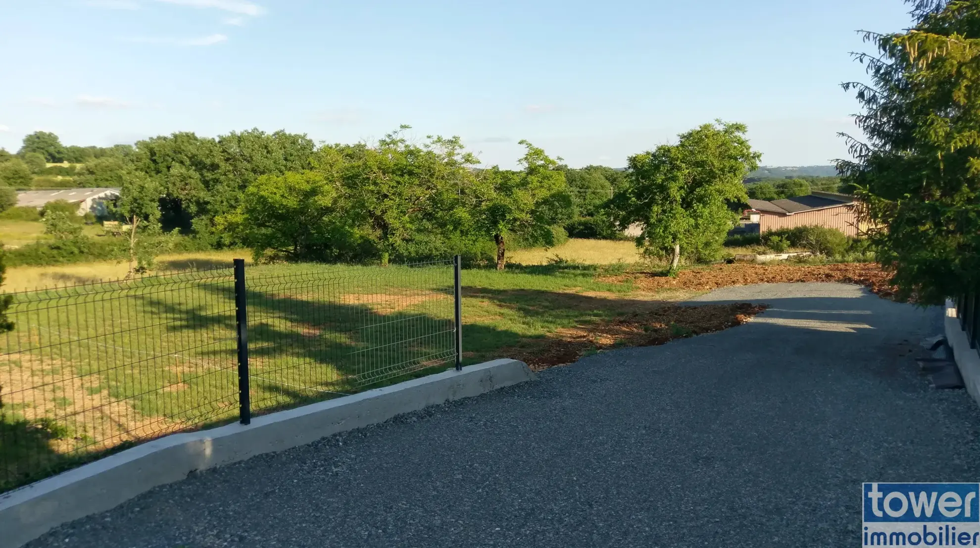 Terrain constructible de 1780 m² à Villeneuve d’Aveyron avec permis validé 