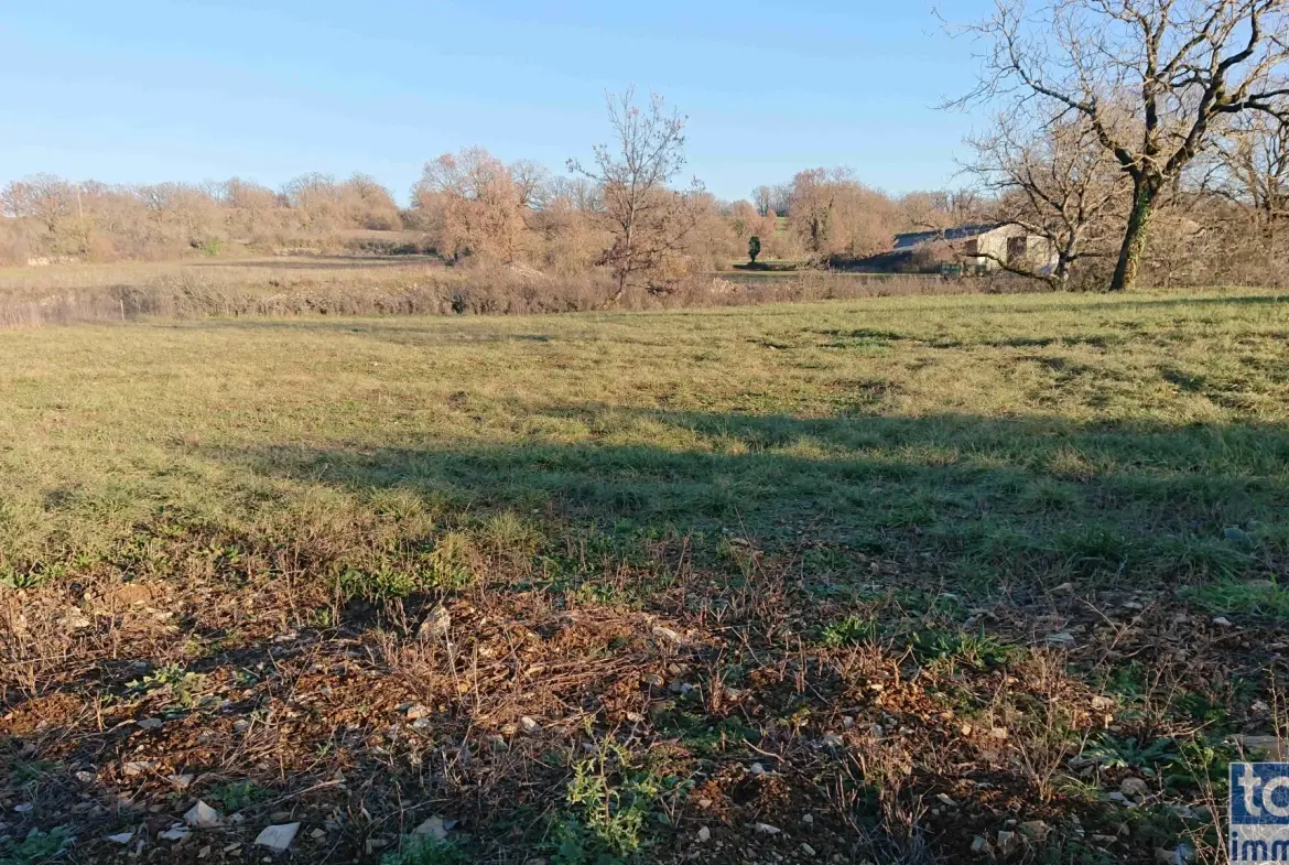 Terrain constructible de 1780 m² à Villeneuve d’Aveyron avec permis validé 