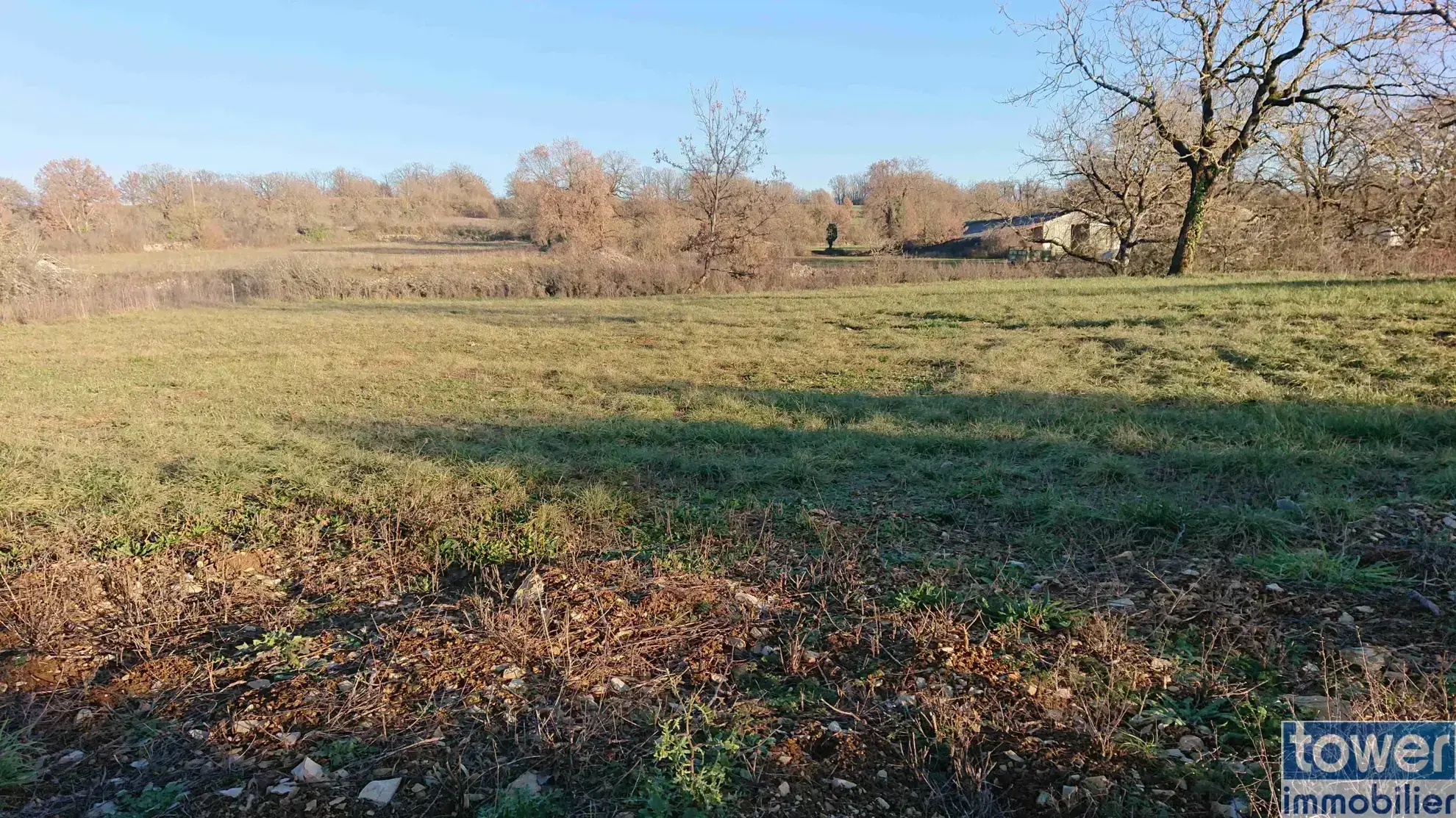 Terrain constructible de 1780 m² à Villeneuve d’Aveyron avec permis validé 