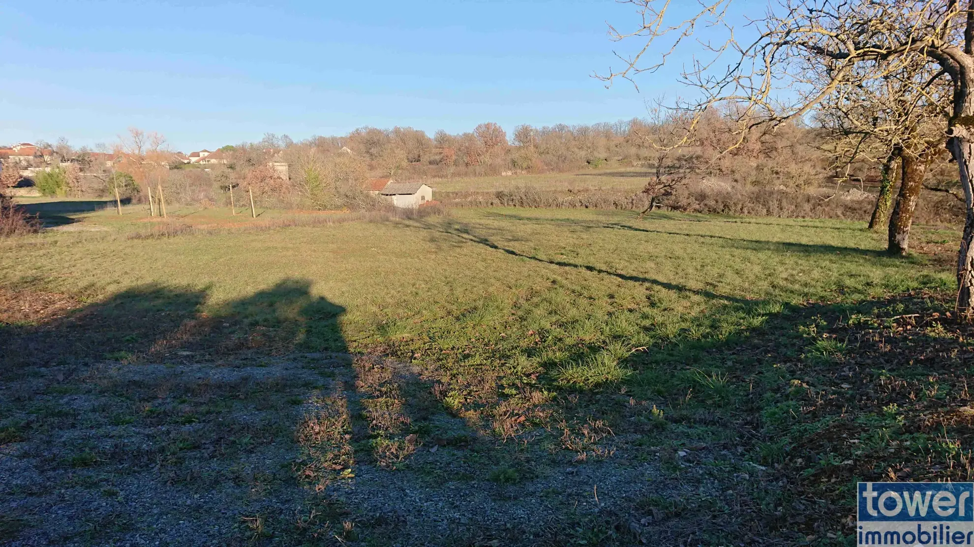Terrain constructible de 1780 m² à Villeneuve d’Aveyron avec permis validé 