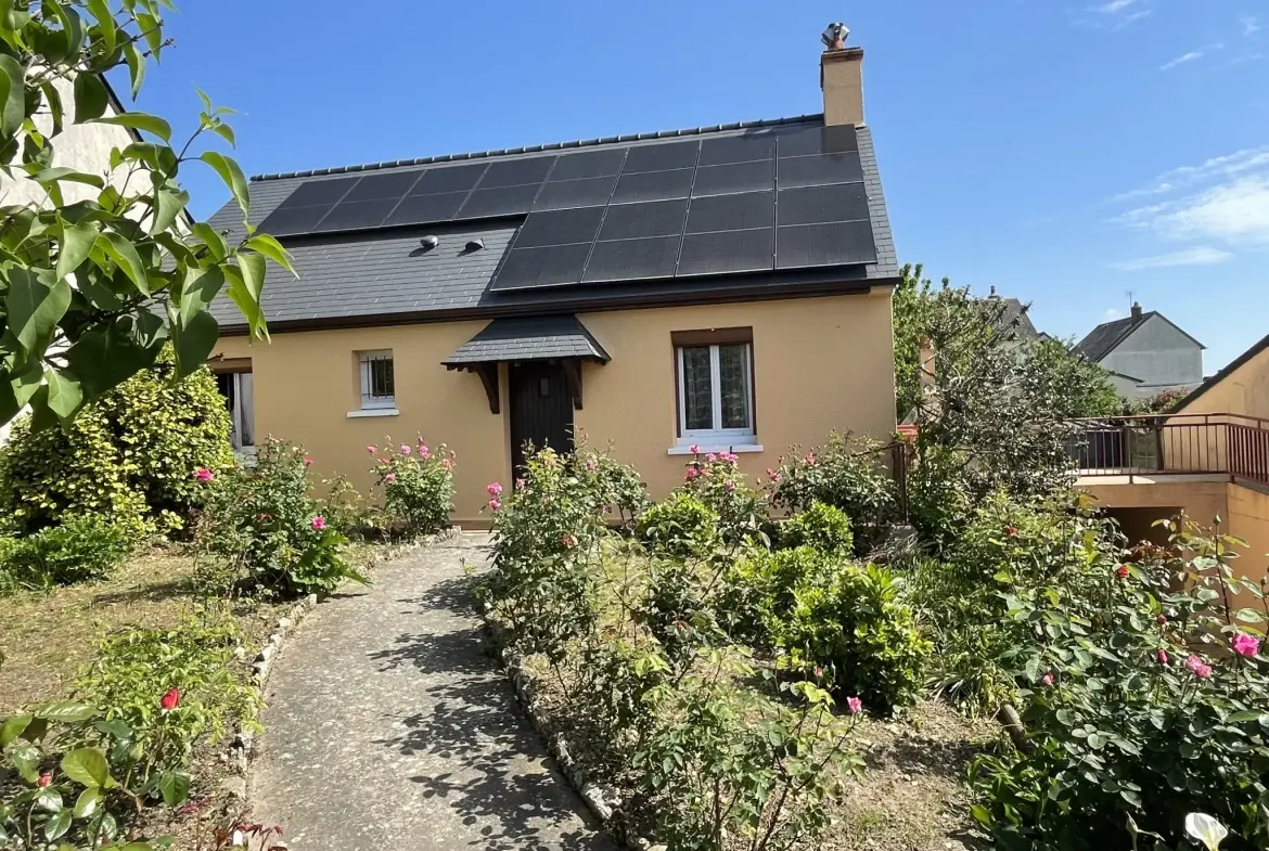 Pavillon à Le Lude avec 3 chambres, garage et panneaux solaires - Prix 191 000 € 