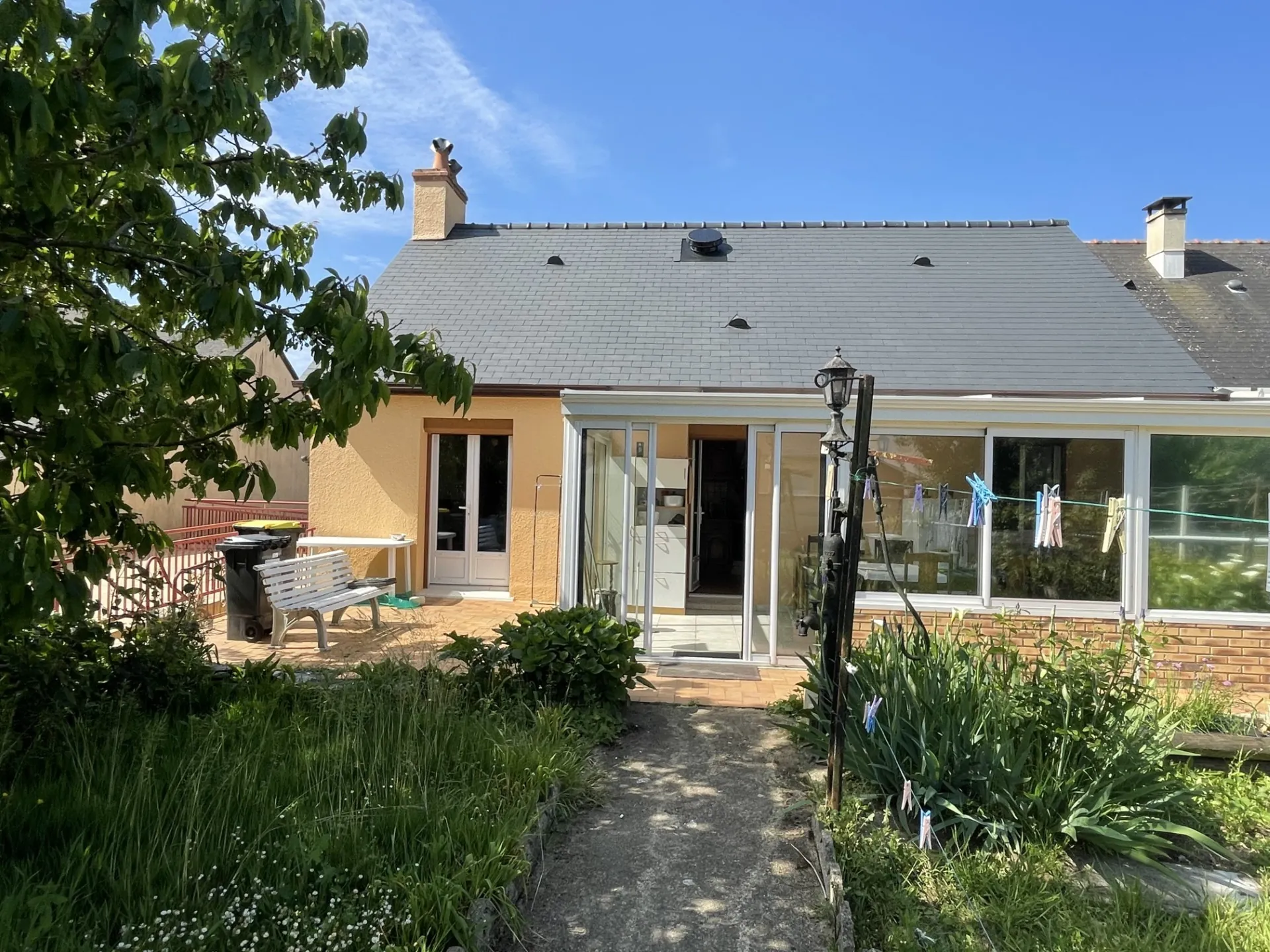 Pavillon à Le Lude avec 3 chambres, garage et panneaux solaires - Prix 191 000 € 