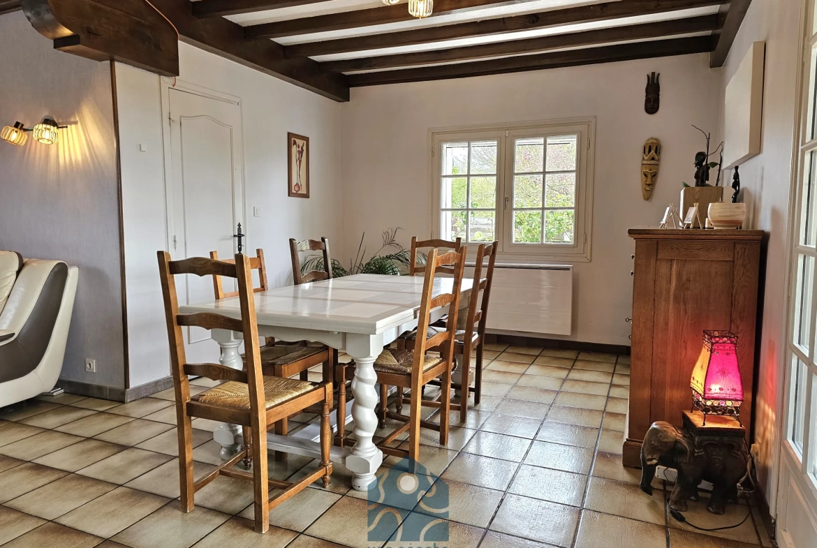 Maison individuelle 8 pièces avec terrasse, jardin et annexes à Molles 