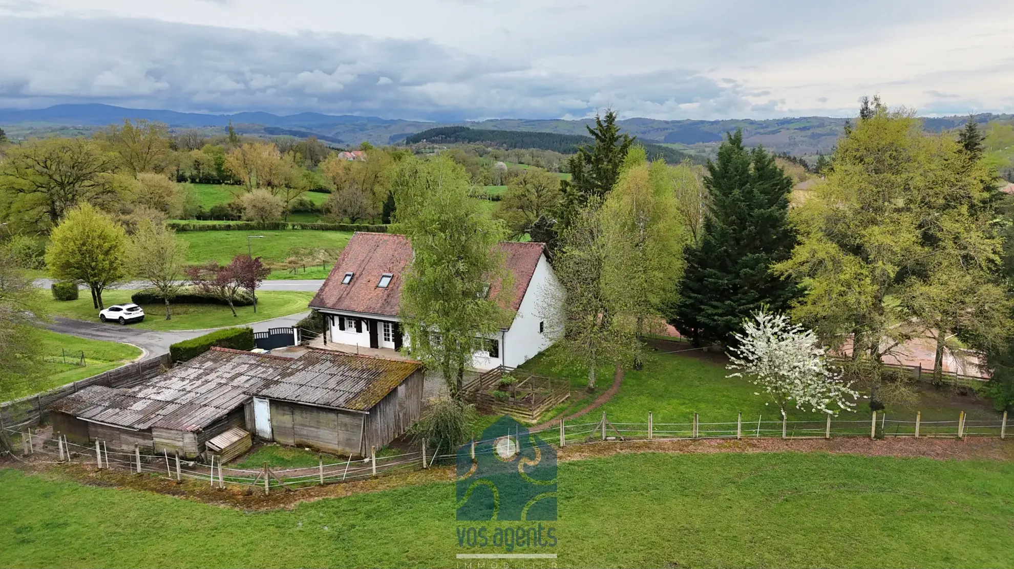 Maison individuelle 8 pièces avec terrasse, jardin et annexes à Molles 