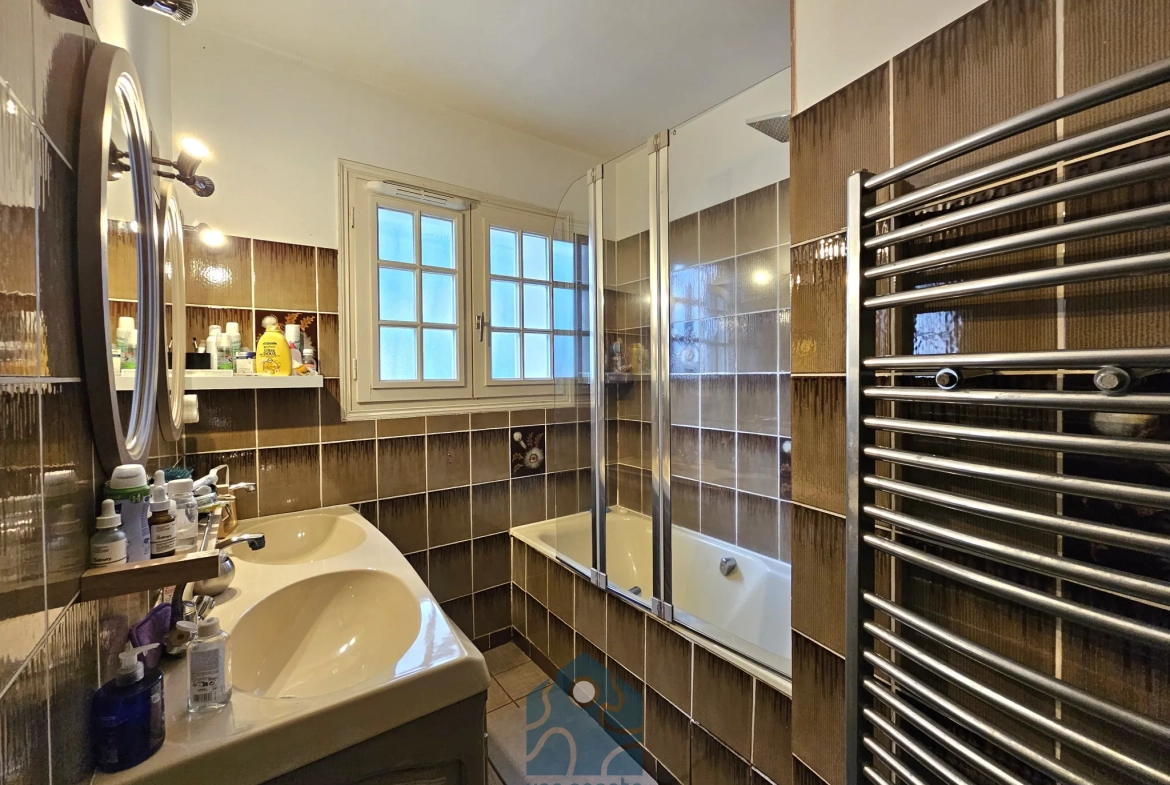 Maison individuelle 8 pièces avec terrasse, jardin et annexes à Molles 