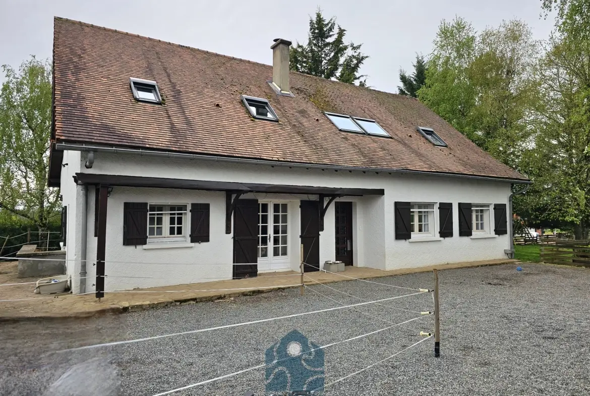 Maison individuelle 8 pièces avec terrasse, jardin et annexes à Molles 