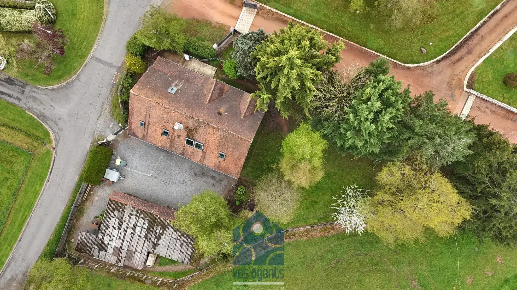 Maison individuelle 8 pièces avec terrasse, jardin et annexes à Molles 