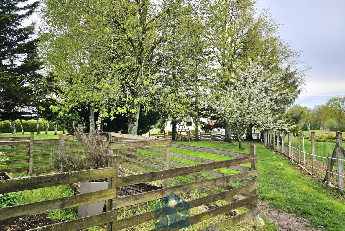 Maison individuelle 8 pièces avec terrasse, jardin et annexes à Molles 