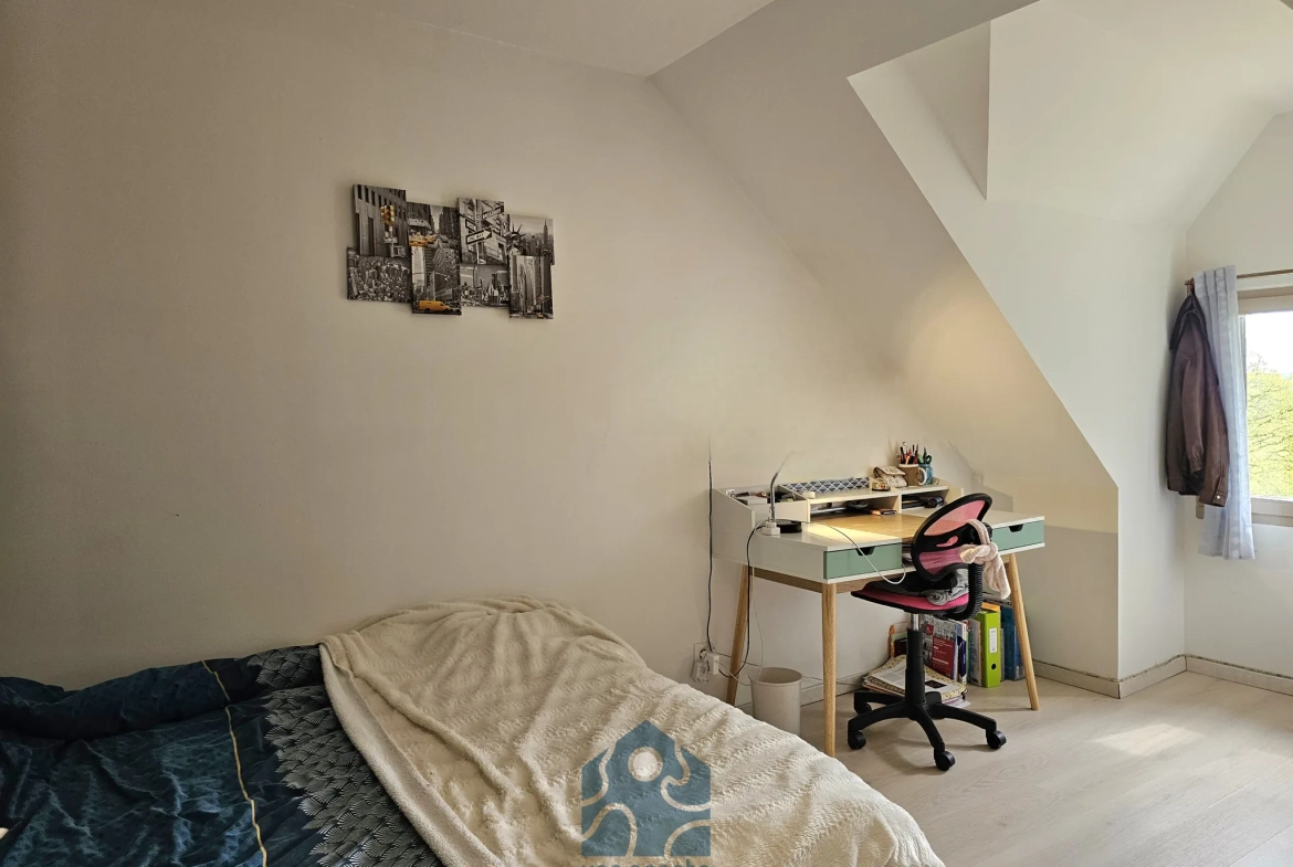 Maison individuelle 8 pièces avec terrasse, jardin et annexes à Molles 