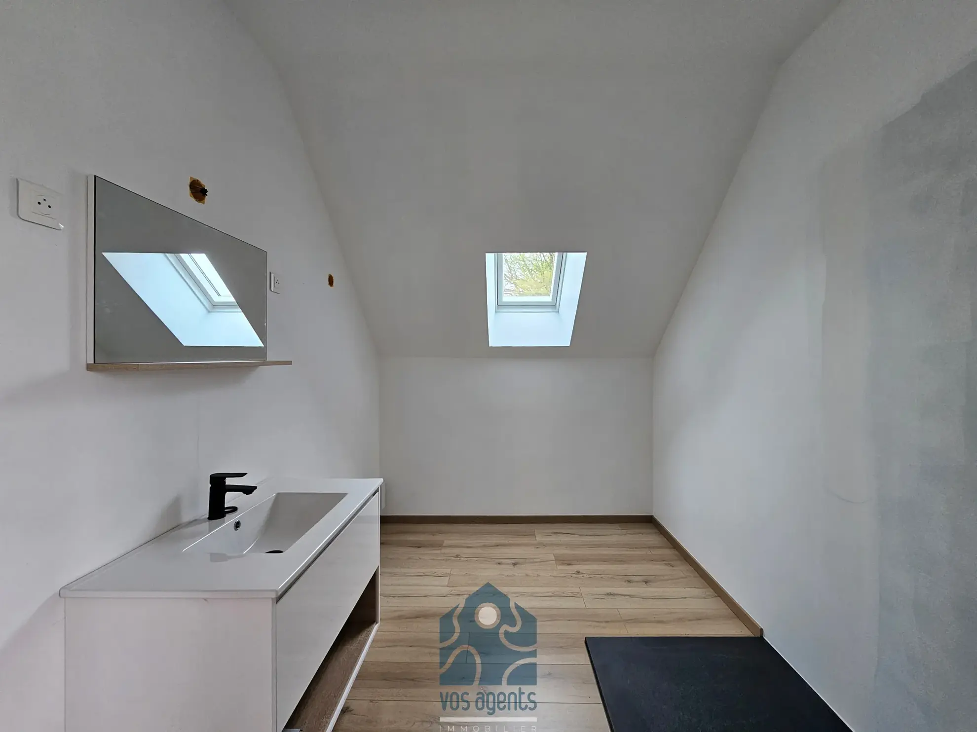 Maison individuelle 8 pièces avec terrasse, jardin et annexes à Molles 