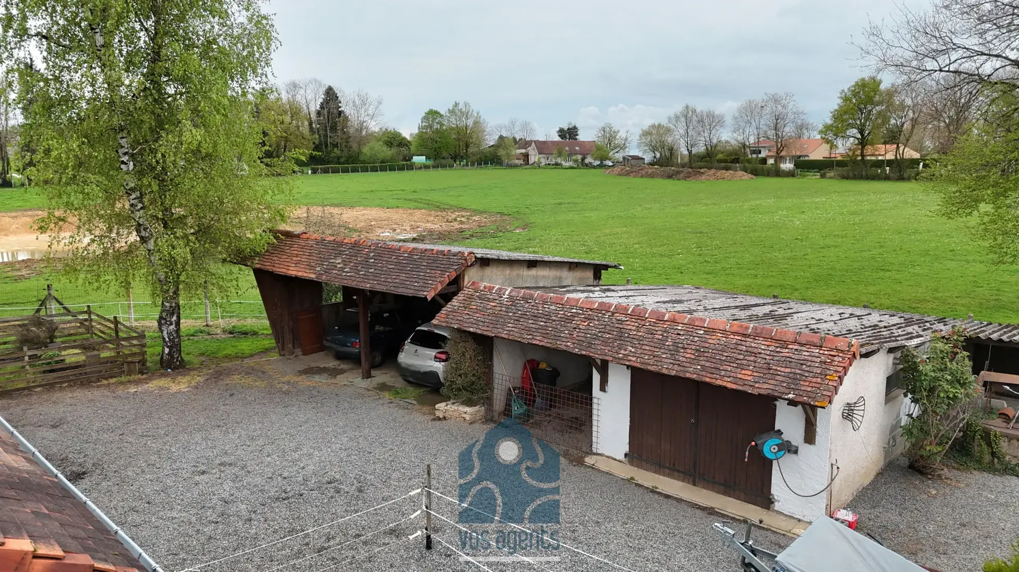 Maison individuelle 8 pièces avec terrasse, jardin et annexes à Molles 