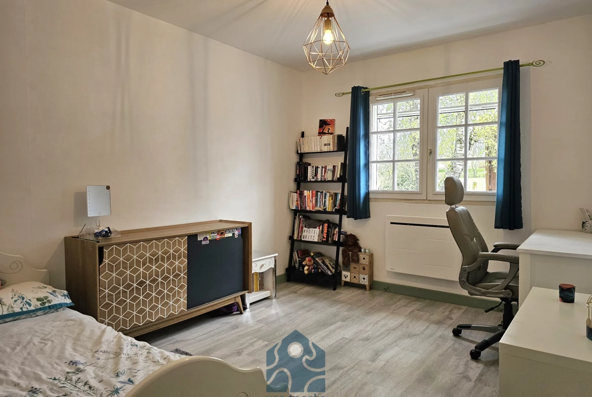 Maison individuelle 8 pièces avec terrasse, jardin et annexes à Molles 