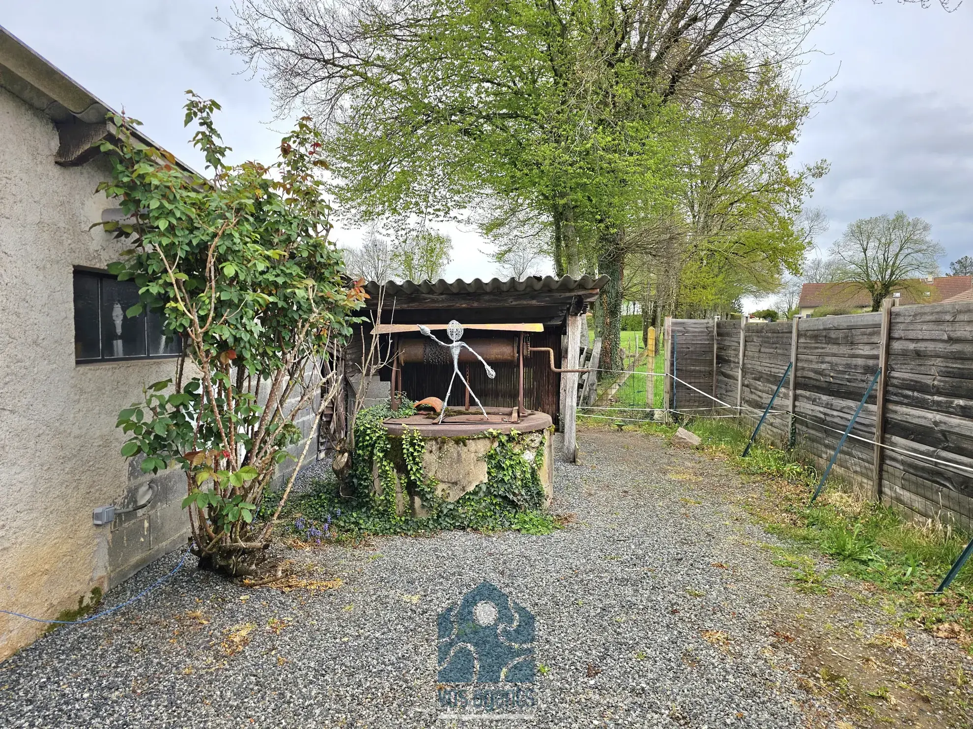 Maison individuelle 8 pièces avec terrasse, jardin et annexes à Molles 