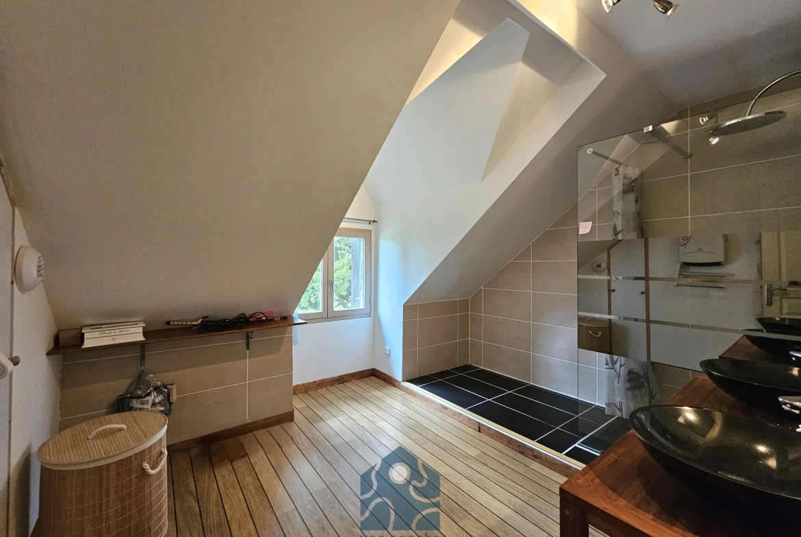 Maison individuelle 8 pièces avec terrasse, jardin et annexes à Molles 