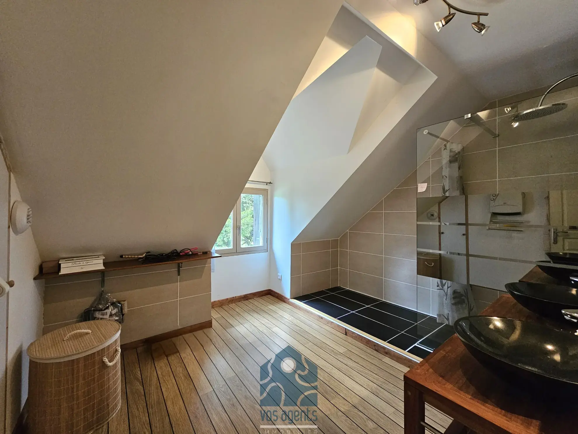 Maison individuelle 8 pièces avec terrasse, jardin et annexes à Molles 