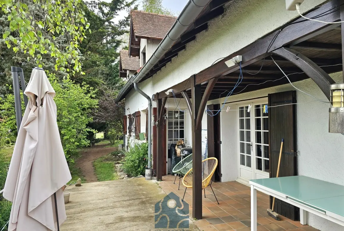 Maison individuelle 8 pièces avec terrasse, jardin et annexes à Molles 