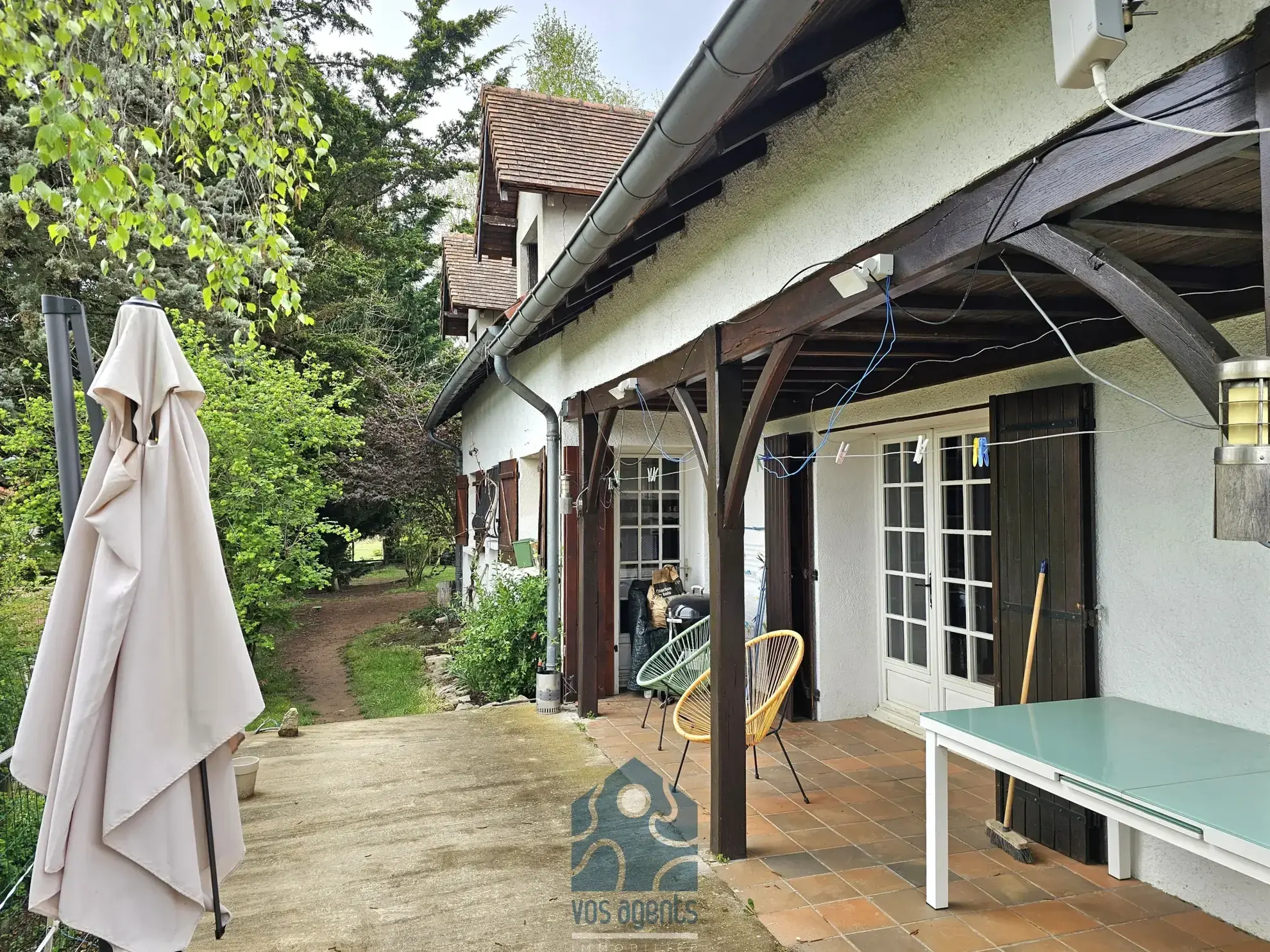 Maison individuelle 8 pièces avec terrasse, jardin et annexes à Molles 
