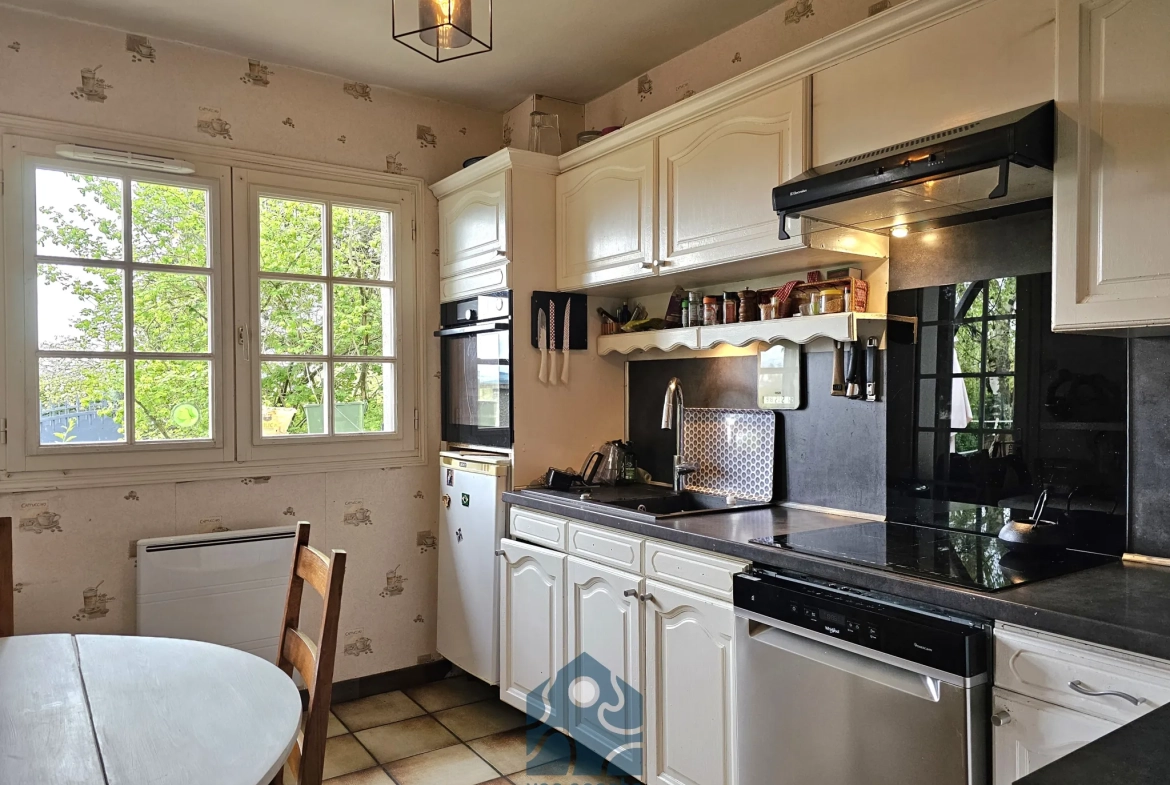Maison individuelle 8 pièces avec terrasse, jardin et annexes à Molles 
