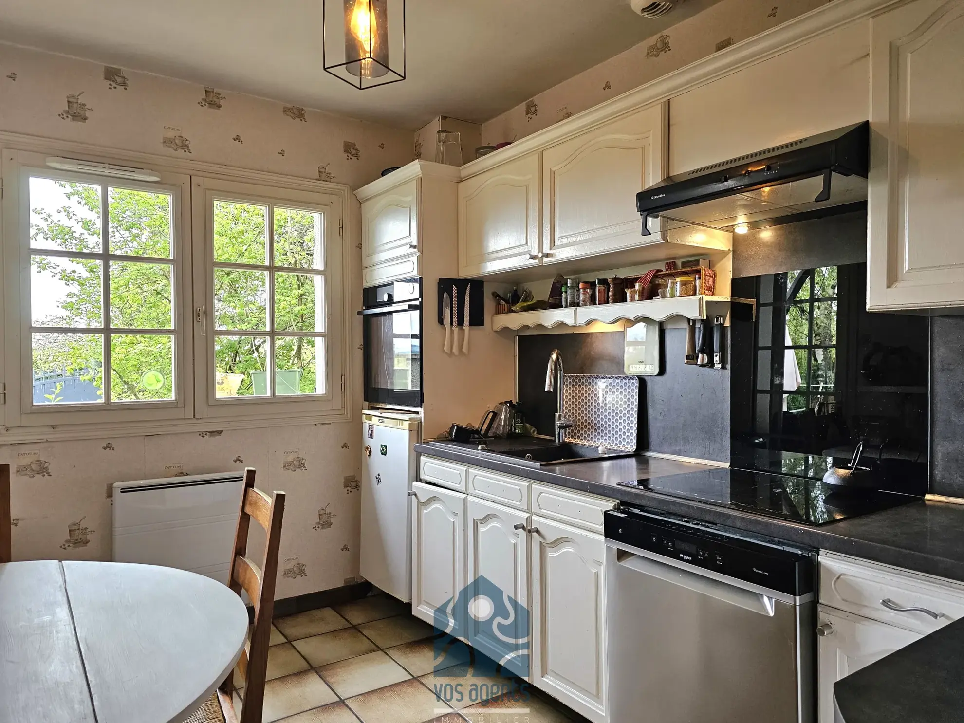 Maison individuelle 8 pièces avec terrasse, jardin et annexes à Molles 
