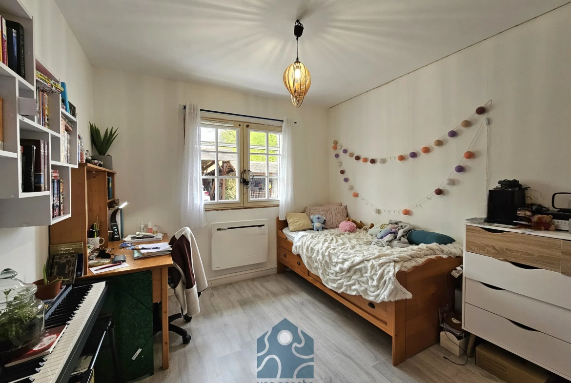 Maison individuelle 8 pièces avec terrasse, jardin et annexes à Molles 