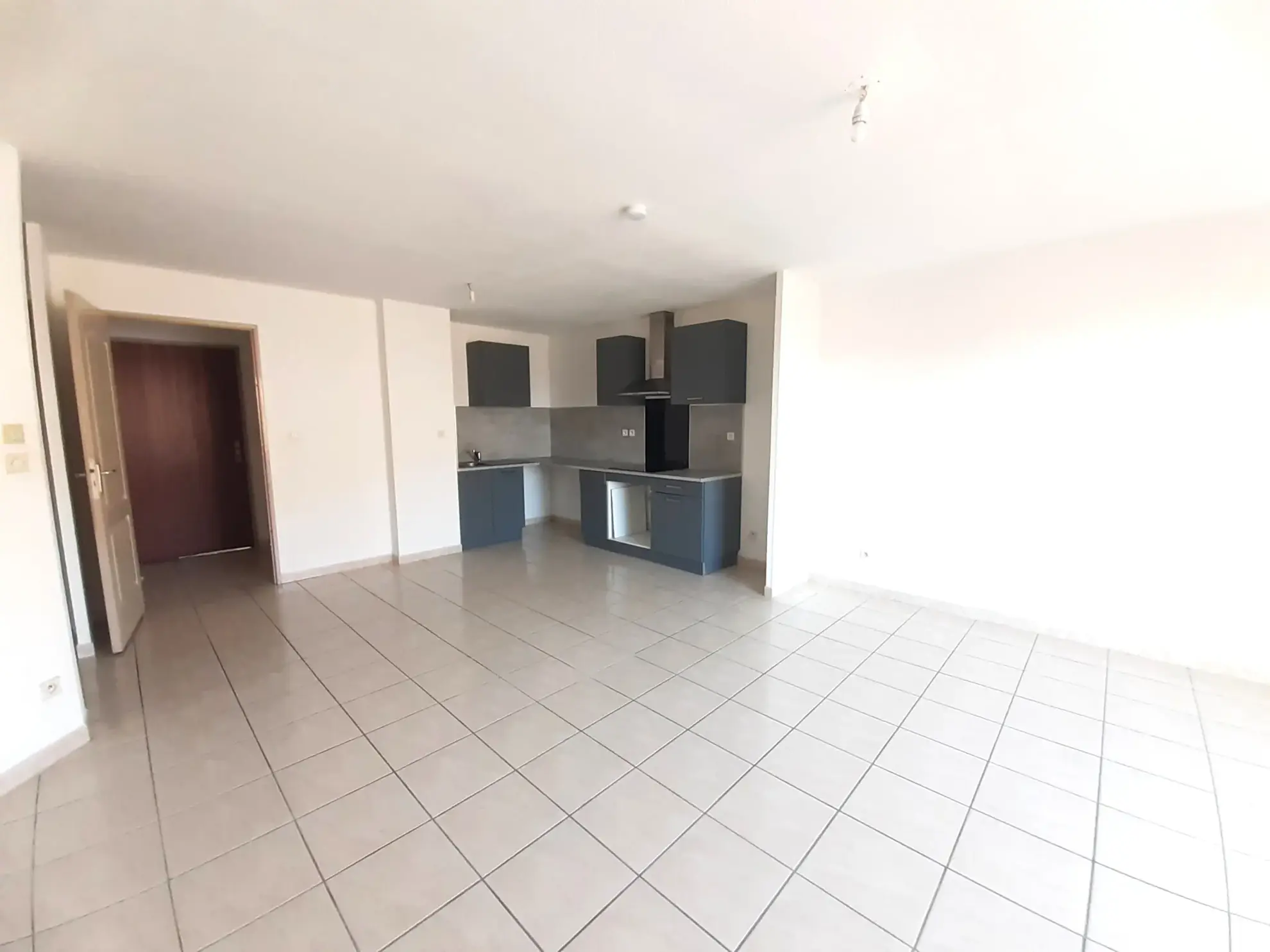 Appartement T2 avec terrasse et parking à Saint-Estève - Fonctionnel et bien situé 