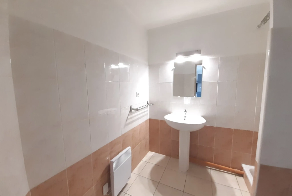 Appartement T2 avec terrasse et parking à Saint-Estève - Fonctionnel et bien situé 