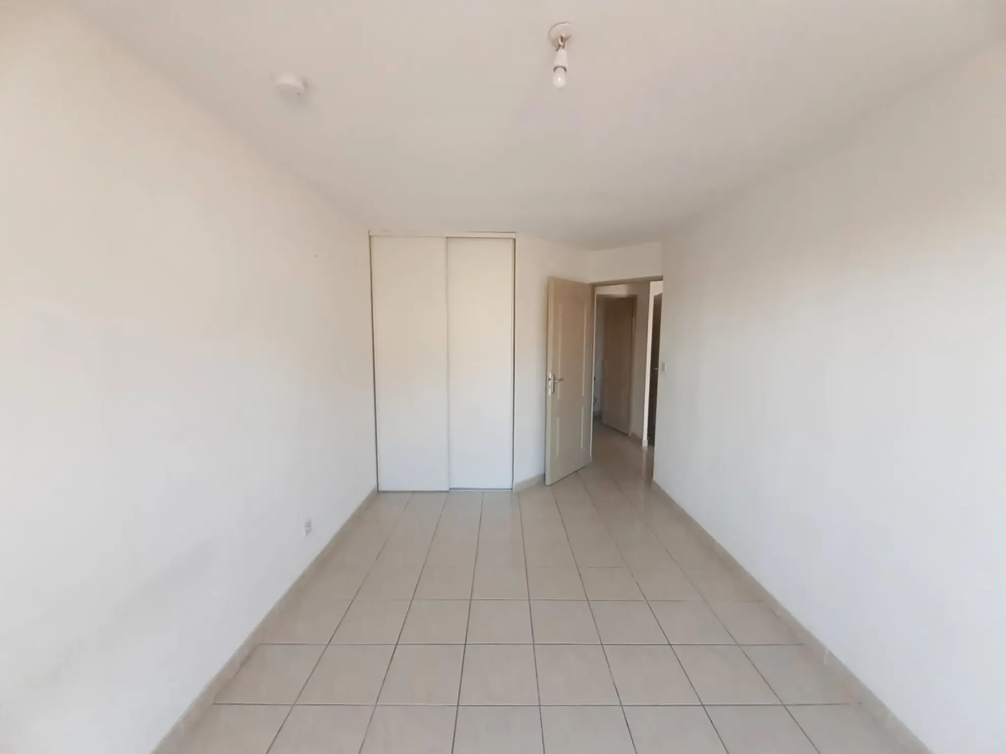 Appartement T2 avec terrasse et parking à Saint-Estève - Fonctionnel et bien situé 