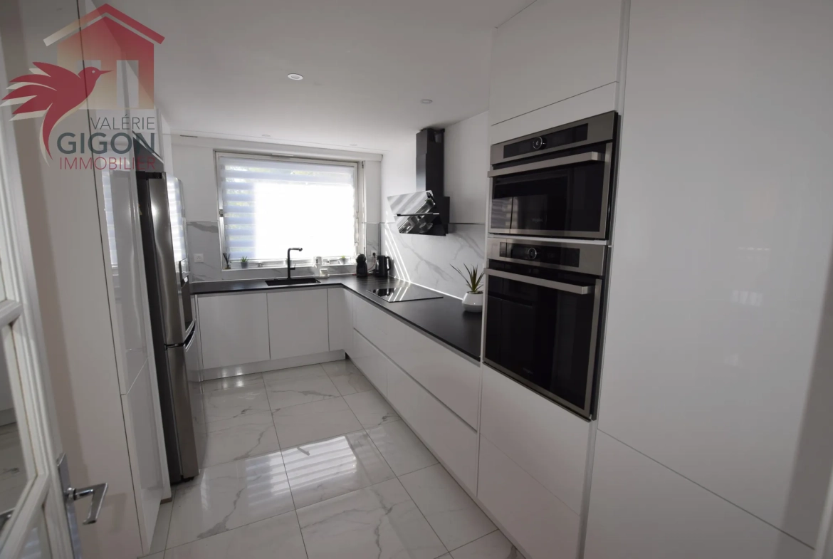 Appartement contemporain rénové de type F6 à Montbéliard avec terrasses et garage 