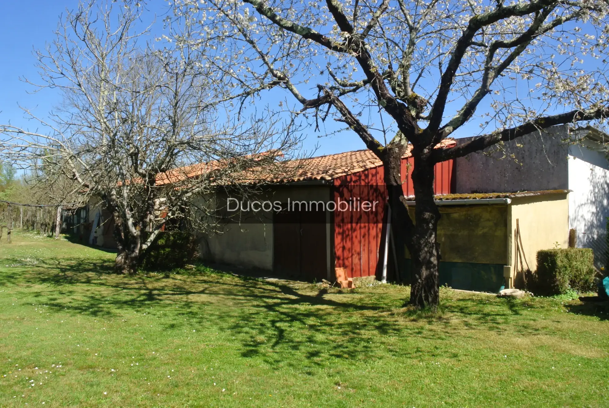 Maison de plain-pied à Lavergne avec jardin et garage – Située dans un quartier calme 
