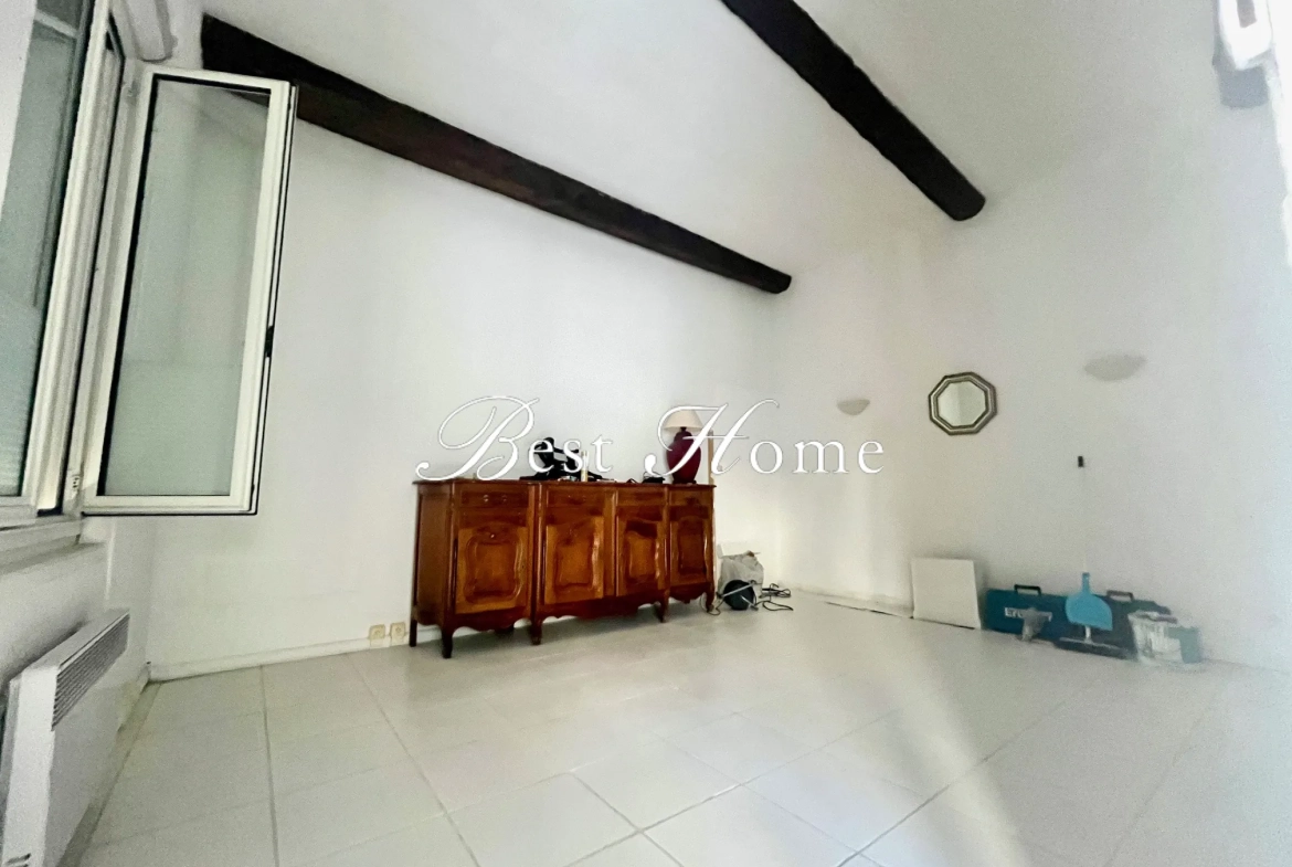 Appartement T2 à vendre à Nîmes, 48 m2 avec cave voutée, proche de la Maison Carrée 