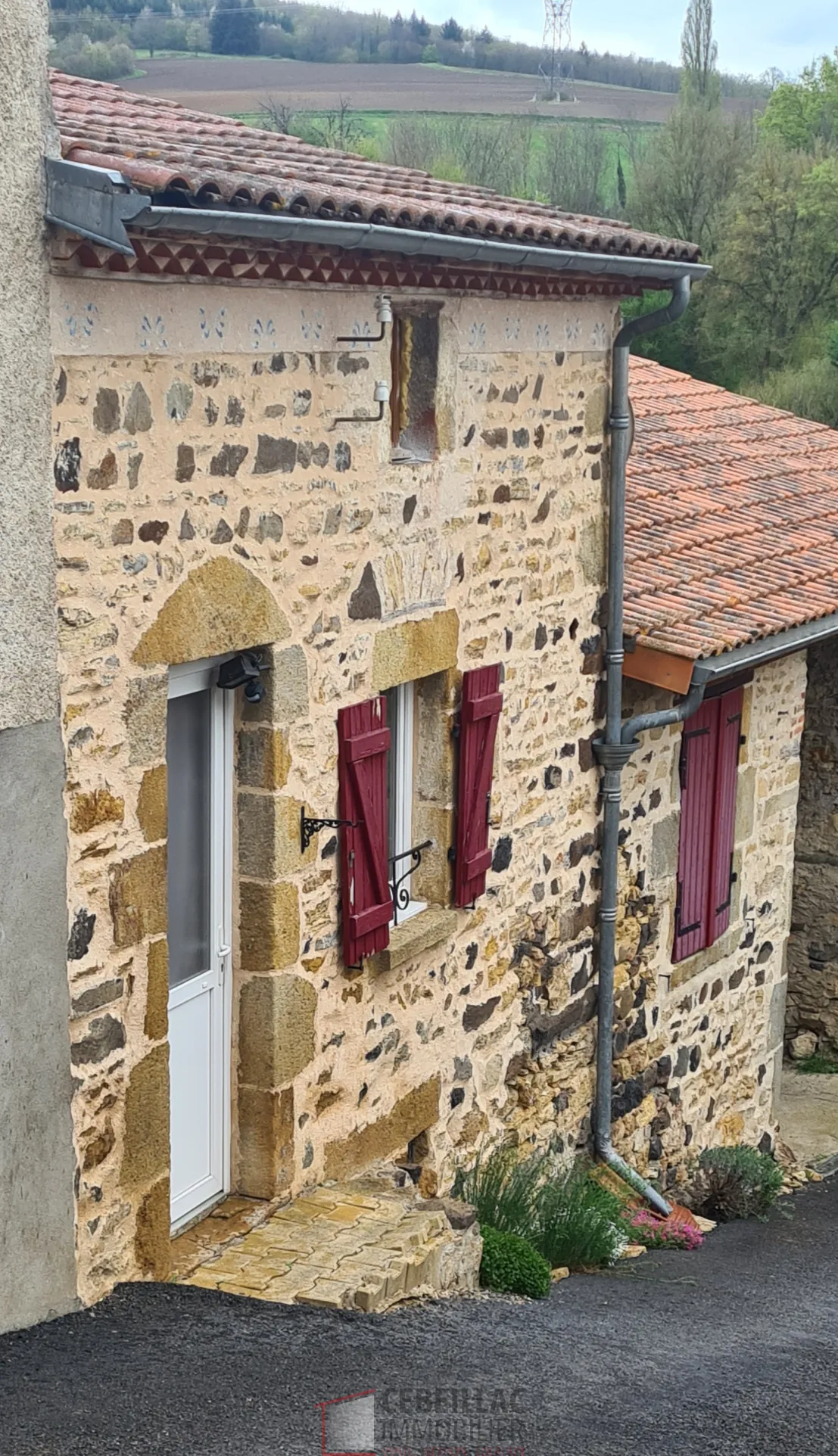 Charmante maison de village T5 à Laps, proche Vic le Comte, offrant garage, cave et grenier aménageable 