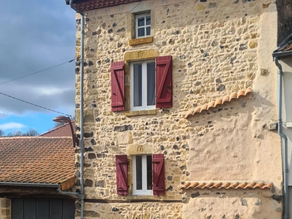 Charmante maison de village T5 à Laps, proche Vic le Comte, offrant garage, cave et grenier aménageable 