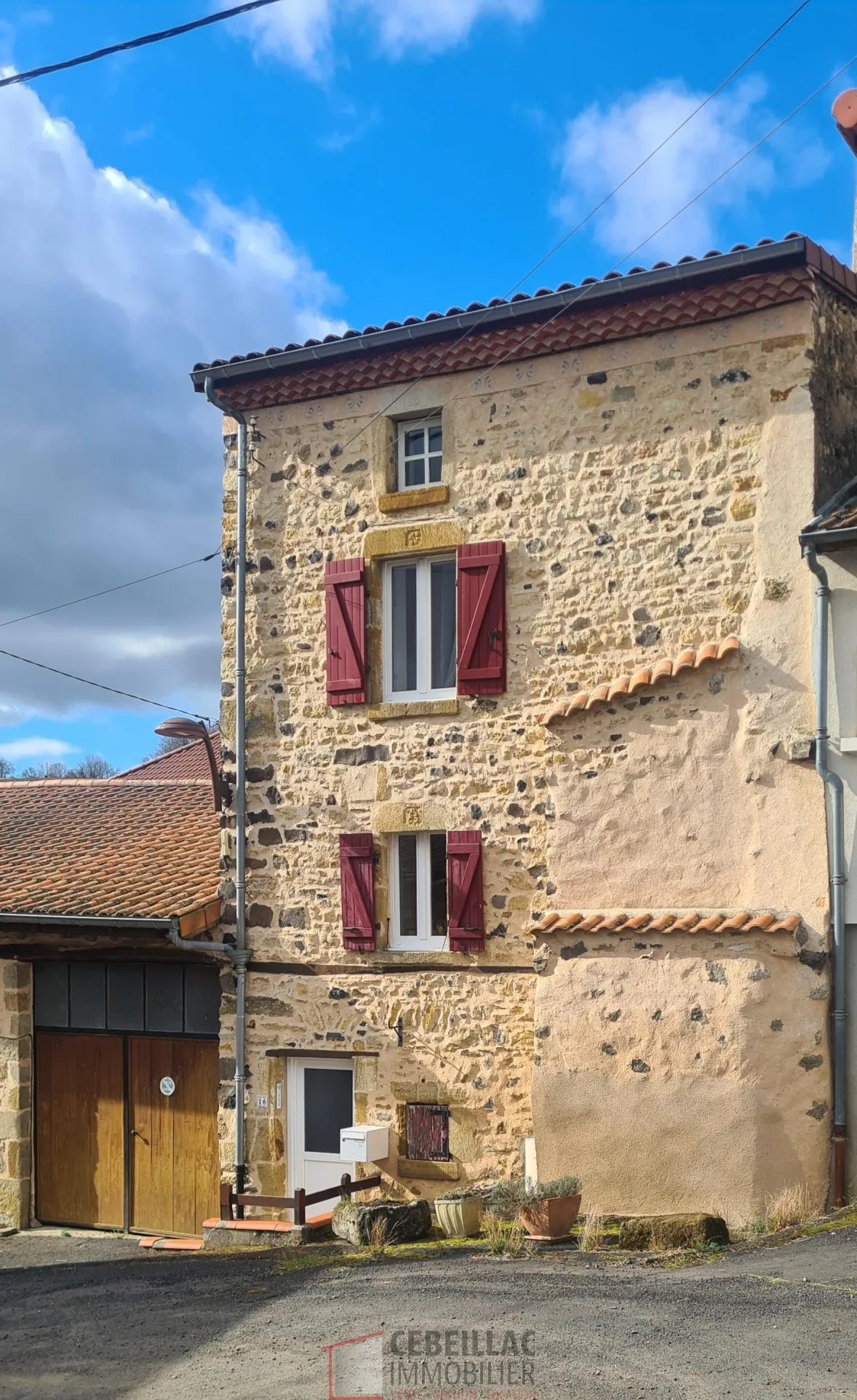 Charmante maison de village T5 à Laps, proche Vic le Comte, offrant garage, cave et grenier aménageable 
