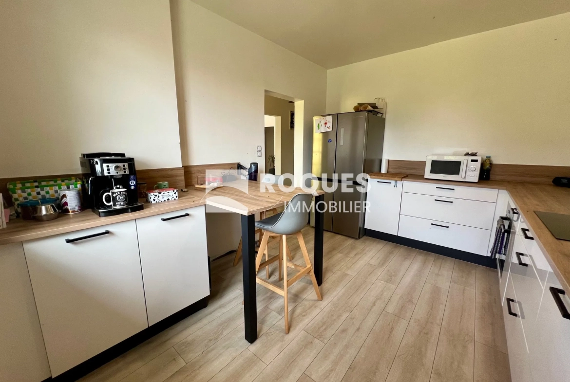 Maison à vendre à La Cavalerie avec grand jardin, 5 chambres et garage 