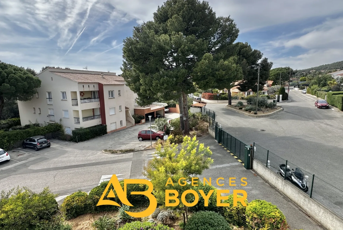 Appartement 2 pièces rénové avec vue dégagée, piscine et accès mer à Bandol 