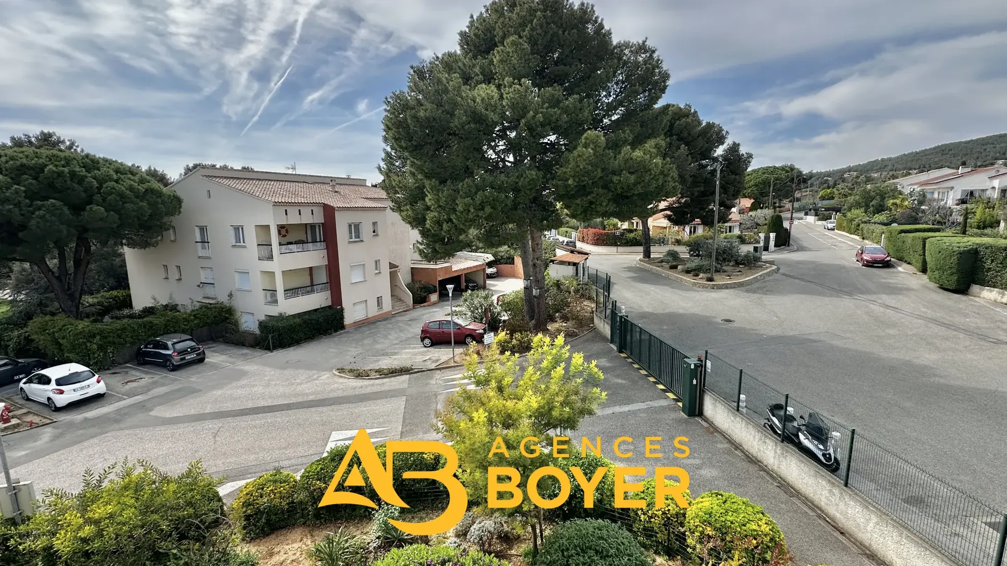 Appartement 2 pièces rénové avec vue dégagée, piscine et accès mer à Bandol 