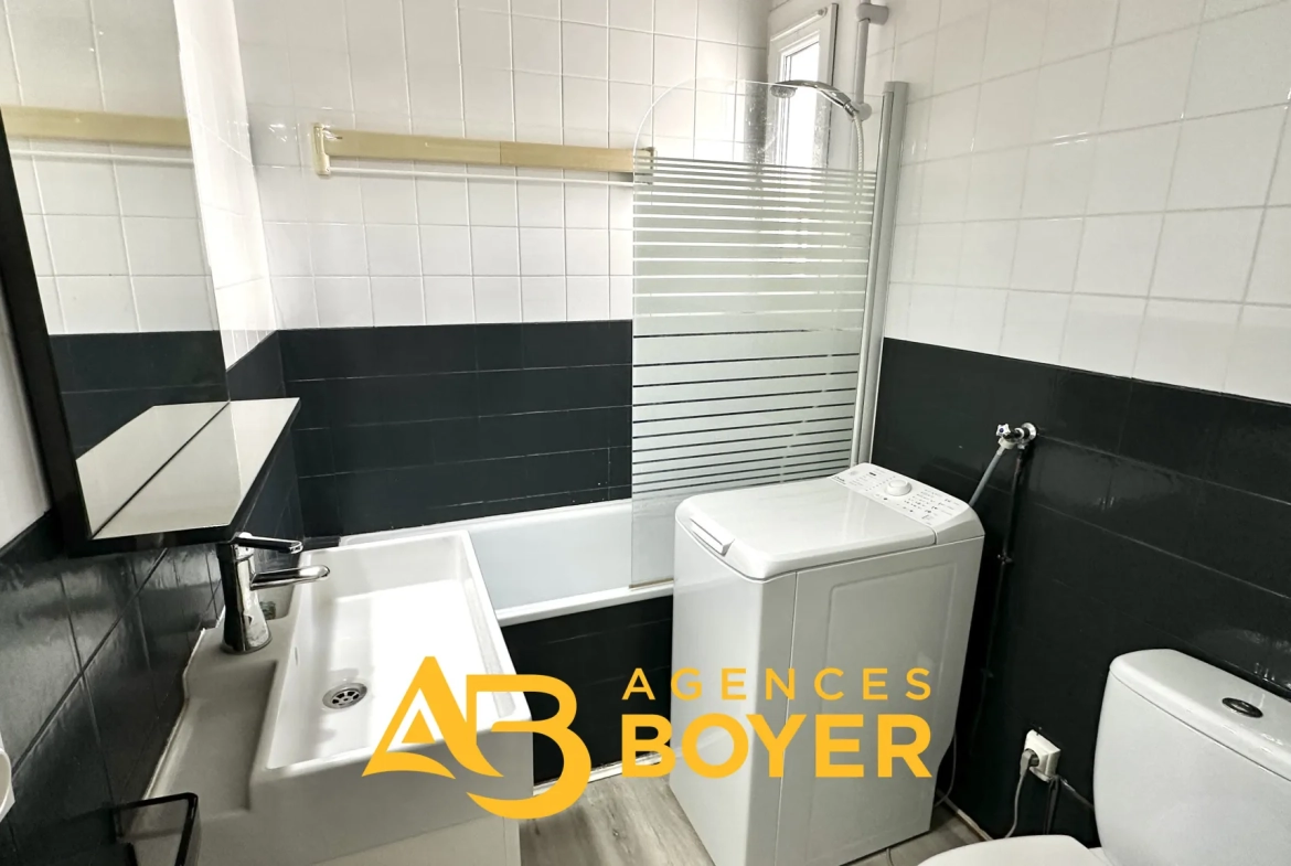Appartement 2 pièces rénové avec vue dégagée, piscine et accès mer à Bandol 