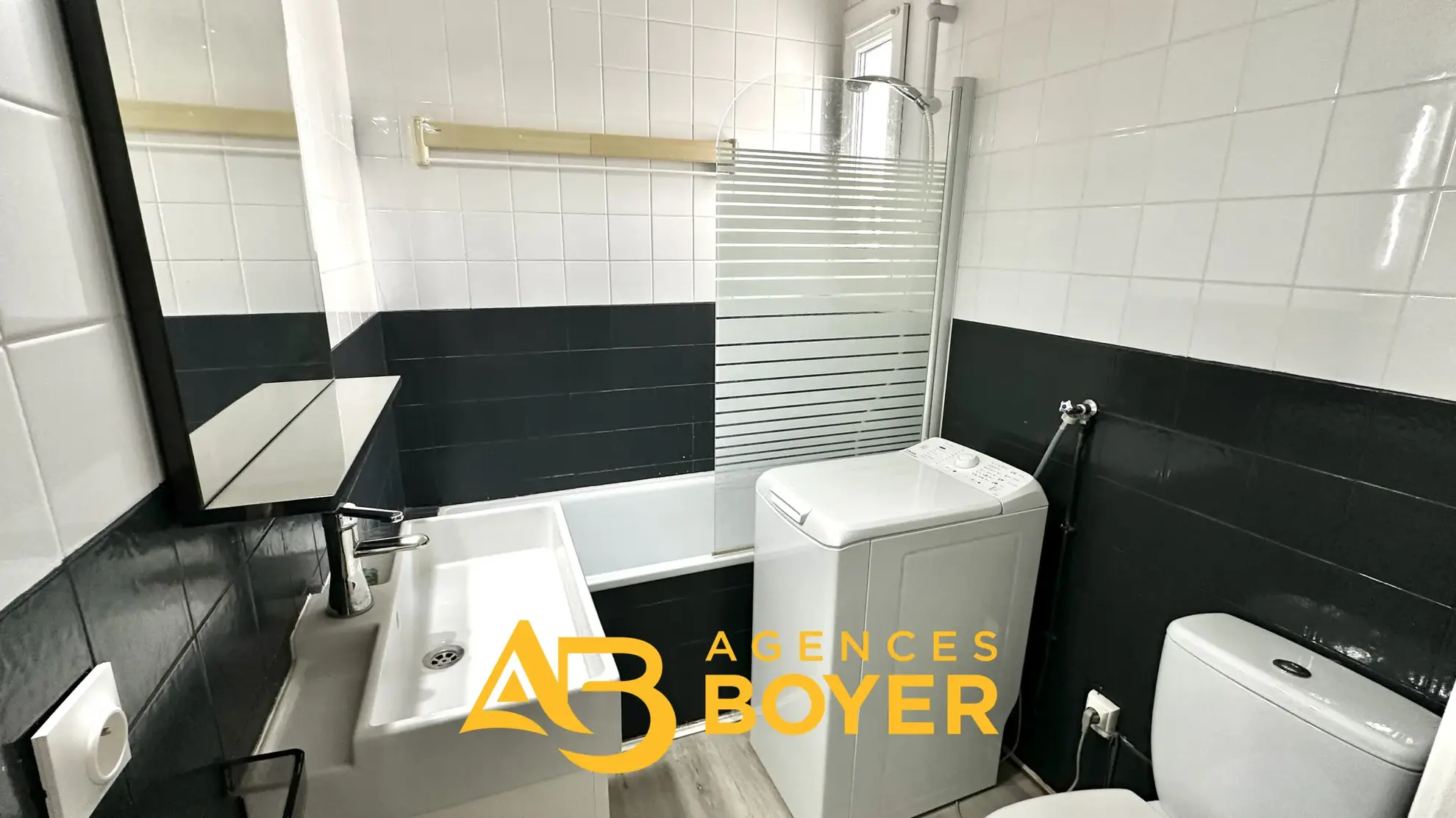 Appartement 2 pièces rénové avec vue dégagée, piscine et accès mer à Bandol 