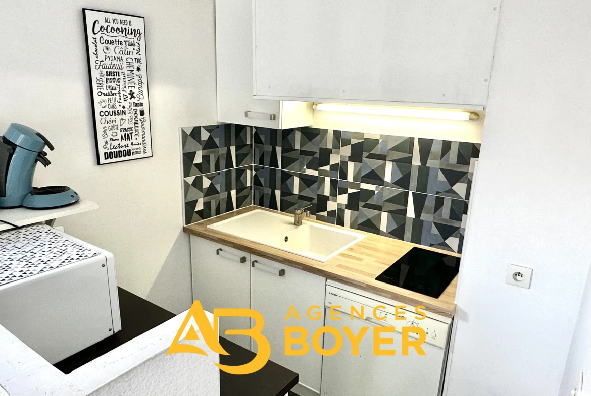 Appartement 2 pièces rénové avec vue dégagée, piscine et accès mer à Bandol 